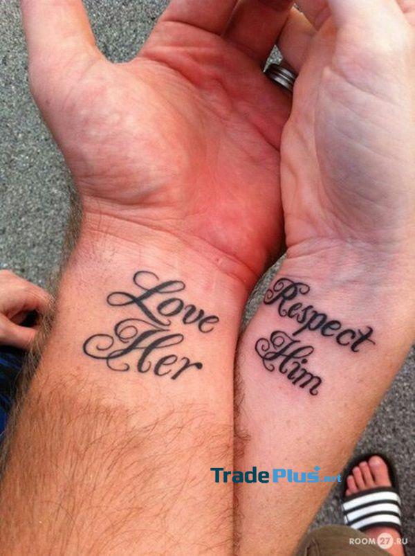 Một hình xăm cặp đôi dễ thương đọc chữ Tình yêu của cô ấy trên cánh tay của người đàn ông và Tôn trọng anh ấy trên cánh tay của người phụ nữ trong một phông chữ cuộn trang trí công phu.